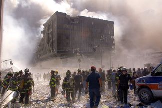 Пожарные возле руин Всемирного торгового центра.