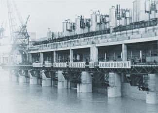 The construction of the Pļaviņas HPP, 1965. The banner reads, “We’ll make the water of the Daugava work for Communism!”