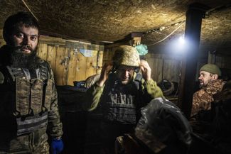 Артиллеристы ВСУ готовятся к нанесению ударов по российским позициям под Бахмутом в укрытии на фронте