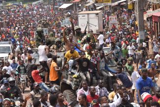 Жители Конакри празднуют арест Альфы Конде