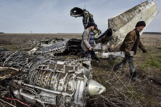 Местные жители разбирают на металлолом упавший в Харьковской области боевой самолет (вероятно, фронтовой бомбардировщик Су-24). Принадлежность, время и обстоятельства падения самолета не ясны. Су-24 в войне используют и Украина, и Россия