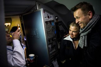 Открытие штаба в Саратове собрало 500 человек — рекордные для кампании Навального. После приземления в Москве с политиком захотела сфотографироваться стюардесса. 25 марта 2017 года