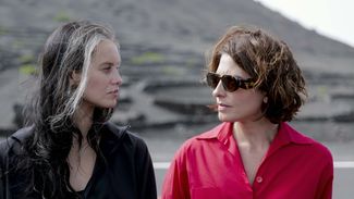The director is suffering from a creative crisis, so of course he is filming about a creative crisis. It turns out that she is at least beautiful – Medusa