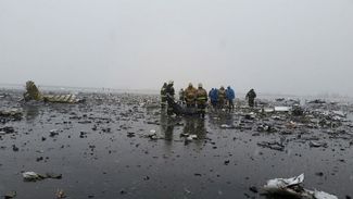Спасатели на месте катастрофы в Ростове-на-Дону