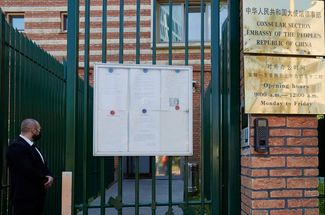Фасад посольства КНР в Гааге. Нидерланды, как и Ирландия, потребовали закрыть обнаруженные на своей территории китайские полицейские участки