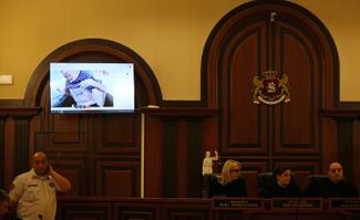 Экс-президент Грузии Михаил Саакашвили по видео участвует в заседании суда, посвященному насильственному разгону антиправительственных акций в 2007 году. Тбилиси, 3 июля 2023 года.