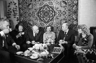Михаил Горбачев в гостях у московской семьи, 1985 год