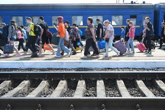 Пассажиры эвакуационного поезда, приехавшего из Запорожской области. 