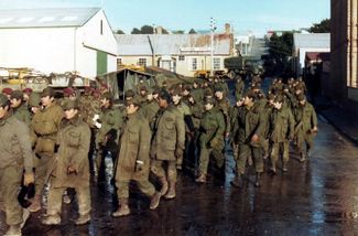 Аргентинские военнопленные в Порт-Стэнли, столице Фолклендских островов. 15 июня 1982 года