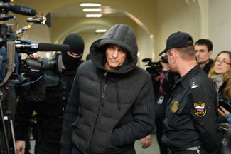 Губернатор Сахалинской области Александр Хорошавин перед заседанием в Басманном суде в Москве. 4 марта 2015 года