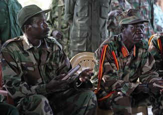 Джозеф Кони и его ближайший помощник Винсент Отти в лагере «Господней армии сопротивления» в Южном Судане, 12 ноября 2006 года