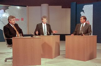 Дебаты между претендентами на пост губернатора Красноярского края Валерием Зубовым (слева) и Александром Лебедем (справа). Красноярск, 13 мая 1998 года