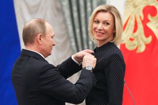 Владимир Путин награждает Марию Захарову орденом Дружбы. Кремль, 26 января 2017 года