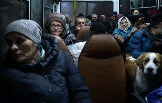 Жители Соледара в автобусе, который должен перевезти их в пункт временного размещения в Шахтерске Донецкой области, городе под российским контролем