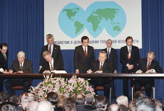 Budapest Memorandum on Security Assurances signing ceremony. Left to right: Boris Yeltsin, Bill Clinton, Nursultan Nazarbayev, and British Prime Minister John Major. December 5, 1994.