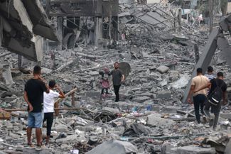 Обломки разрушенных зданий в районе Рималь в Газе