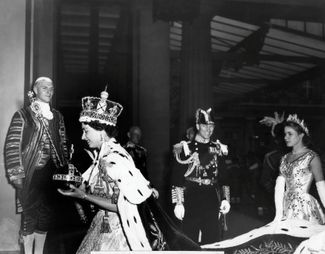 Герцог Эдинбургский рядом со своей супругой Елизаветой II после ее коронации. 2 июня 1953 года