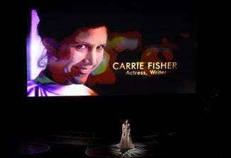 Выступление певицы Сары Бареллис. На фоне — фотография актрисы Кэрри Фишер, умершей 27 декабря 2016 года