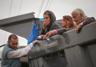 Беженцы из Нагорного Карабаха в кузове грузовика в селе Корнидзор. 26 сентября 2023 года
