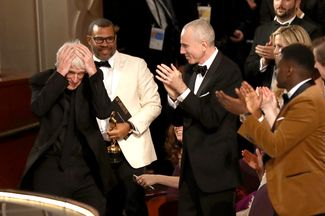 Оператор Роджер Дикинс получает премию за лучшую операторскую работу в фильме «Бегущий по лезвию 2049». Лос-Анджелес, 4 марта 2018 года