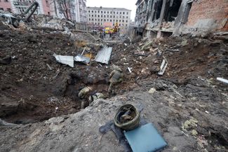 Воронка от ракетного удара в Харькове.