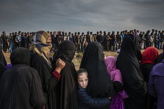 Категория «Новостная фотография», первое место в номинации «Фотоистории». Люди в ожидании гуманитарной помощи на востоке Мосула в Ираке, 15 марта 2017 года