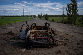 Разрушенный автомобиль на дороге на севере Харькова