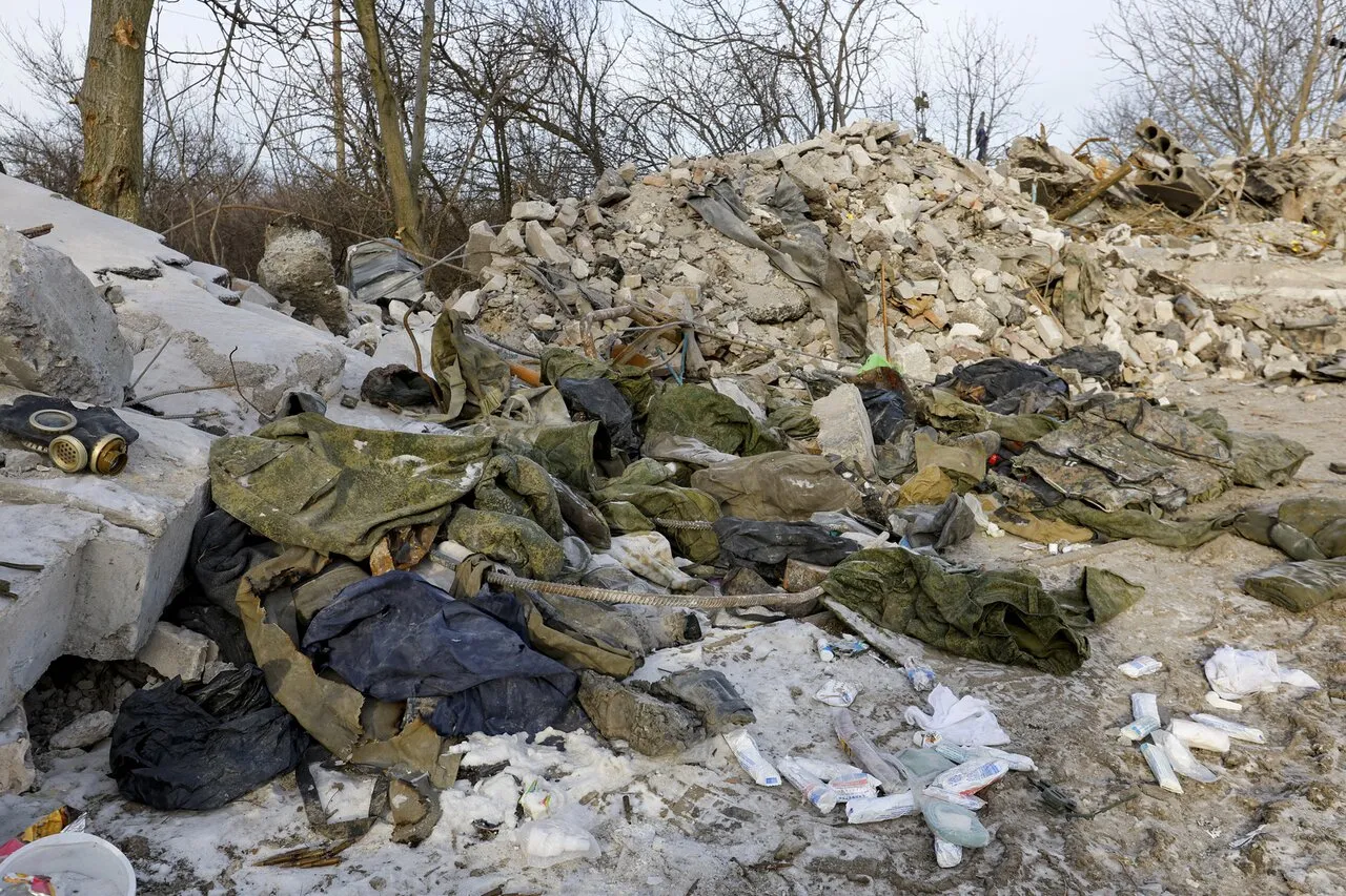 В новогоднюю ночь ВСУ обстреляли общежитие российских мобилизованных в  Макеевке — и заявили о сотнях погибших. Вот как сейчас выглядит место удара  Триста двадцать первый день войны. Фотографии — Meduza