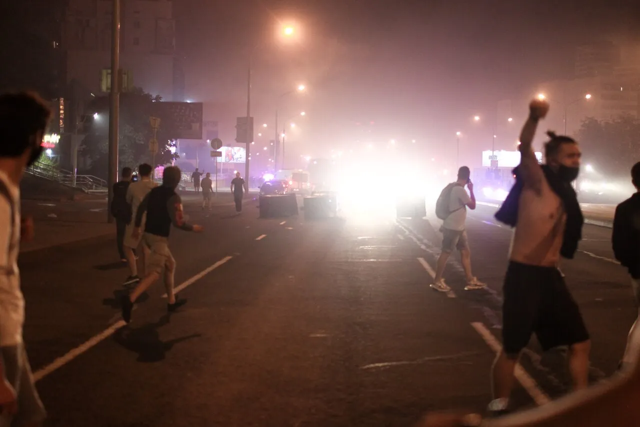 avtozaki zaezzhali vo dvory po krikam