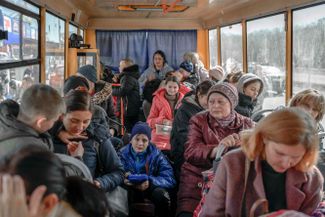 Украинцы, потерявшие дом, едут в Центр приема перемещенных лиц в Запорожье