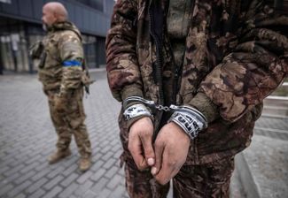 Российский пленный солдат в наручниках в Харькове
