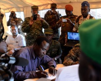 Один из лидеров ГАС Доминик Онгвен сдается представителям межправительственной организации нескольких стран Центральной Африки. Кадр из «Неправильных элементов»