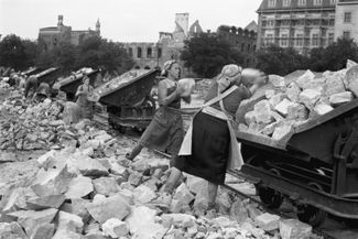 Женщины разбирают завалы в Дрездене. 1945 год