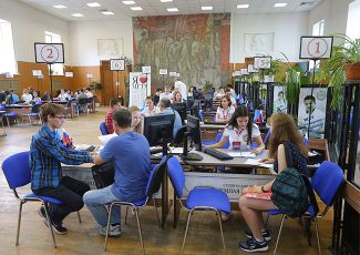 Абитуриенты в приемной комиссии МГТУ им. Баумана, Москва, 28 июня 2016 года