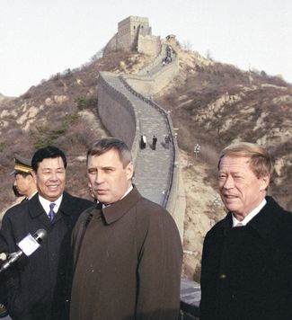 Посол России в Китае Игорь Рогачев (справа) и премьер-министр Михаил Касьянов посещают Великую Китайскую стену, 22 ноября 2000 года