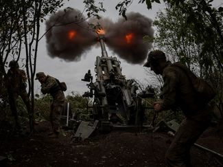 Украинские военные ведут огонь из гаубицы M777 на фронте в Харьковской области. 21 июля 2022 года