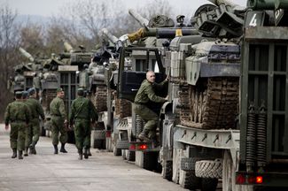 Украинские солдаты покидают Крым, 26 марта 2014 года<br>