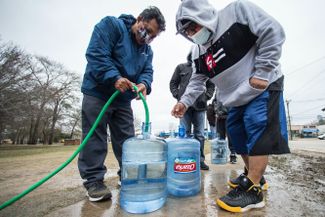 Жители Хьюстона пополняют запасы воды
