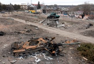 Уничтоженный танк на фоне монумента Великой Отечественной. Тростянец, 28 марта 2022 года<br>