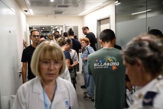 Сотни израильтян выстроились в очередь, чтобы сдать кровь в больнице Ихилов в Тель-Авиве. 7 октября 2023 года