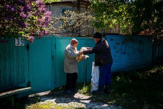 Александр Ващенко передает продукты своей соседке