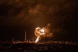 Взрыв во время масштабного пожара на нефтеперерабатывающем заводе в Ухте. Россия, 10 января 2020 года