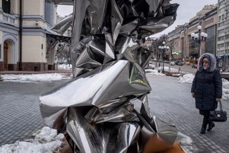 Sculptural composition “<a href="https://kiev.segodnya.ua/kiev/kother/chuzhoy-vozle-opernogo-teatra-v-kieve-ustanovili-neobychnyy-pamyatnik-foto-1580575.html" rel="noopener noreferrer" target="_blank">Contingencies</a>” in Kyiv, February 1