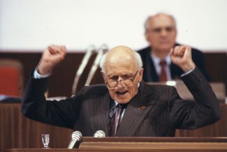Andrei Sakharov speaking at the Congress of People’s Deputies of the USSR on May 1, 1989. During the meeting, Sakharov presented his <a href="https://csdfmuseum.ru/history/501-%D0%B4%D0%B5%D0%BA%D1%80%D0%B5%D1%82-%D0%BE-%D0%B2%D0%BB%D0%B0%D1%81%D1%82%D0%B8-%D1%80%D0%B5%D1%87%D1%8C-%D0%B0-%D0%B4-%D1%81%D0%B0%D1%85%D0%B0%D1%80%D0%BE%D0%B2%D0%B0-%D0%BD%D0%B0-%D0%B7%D0%B0%D0%BA%D1%80%D1%8B%D1%82%D0%B8%D0%B8-i-%D1%81%D1%8A%D0%B5%D0%B7%D0%B4%D0%B0-%D0%BD%D0%B0%D1%80%D0%BE%D0%B4%D0%BD%D1%8B%D1%85-%D0%B4%D0%B5%D0%BF%D1%83%D1%82%D0%B0%D1%82%D0%BE%D0%B2-%D1%81%D1%81%D1%81%D1%80" target="_blank">“Decree on Power,”</a> which called for turning the USSR into a democratic, parliamentary state. The congress did not discuss or accept the document.
