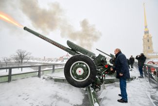 Путин производит традиционный полуденный выстрел из пушки во время прогулки по Петропавловской крепости