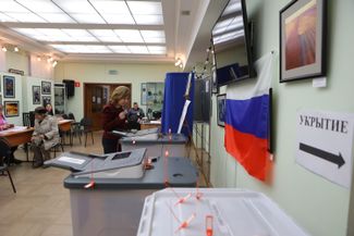 Указатель на укрытие на избирательном участке в Белгороде, 15 марта 2024 года