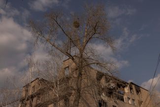 Жилой дом в городе Ржищеве в 65 километрах от Киева после российского обстрела