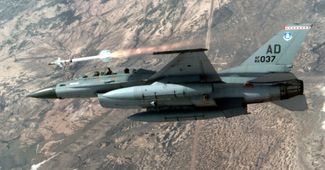 Американский самолет F-16 запускает ракету AIM-9P4 Sidewinder по беспилотнику-мишени MQM-107