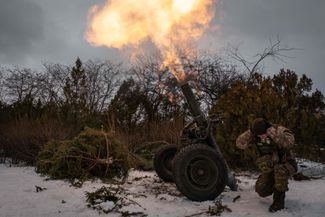 Украинский военнослужащий 93-й отдельной механизированной бригады «Холодный Яр» стреляет из миномета в сторону российских позиций.