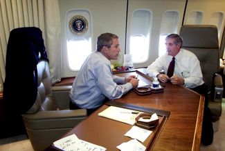 Президент США Джордж Буш — младший с главой администрации Белого дома Эндрю Кардом во время перелета на самолете VC-25 Air Force One (модернизация Boeing 747-200) на базу ВВС в Омахе, Небраска, в день терактов 11 сентября 2001 года